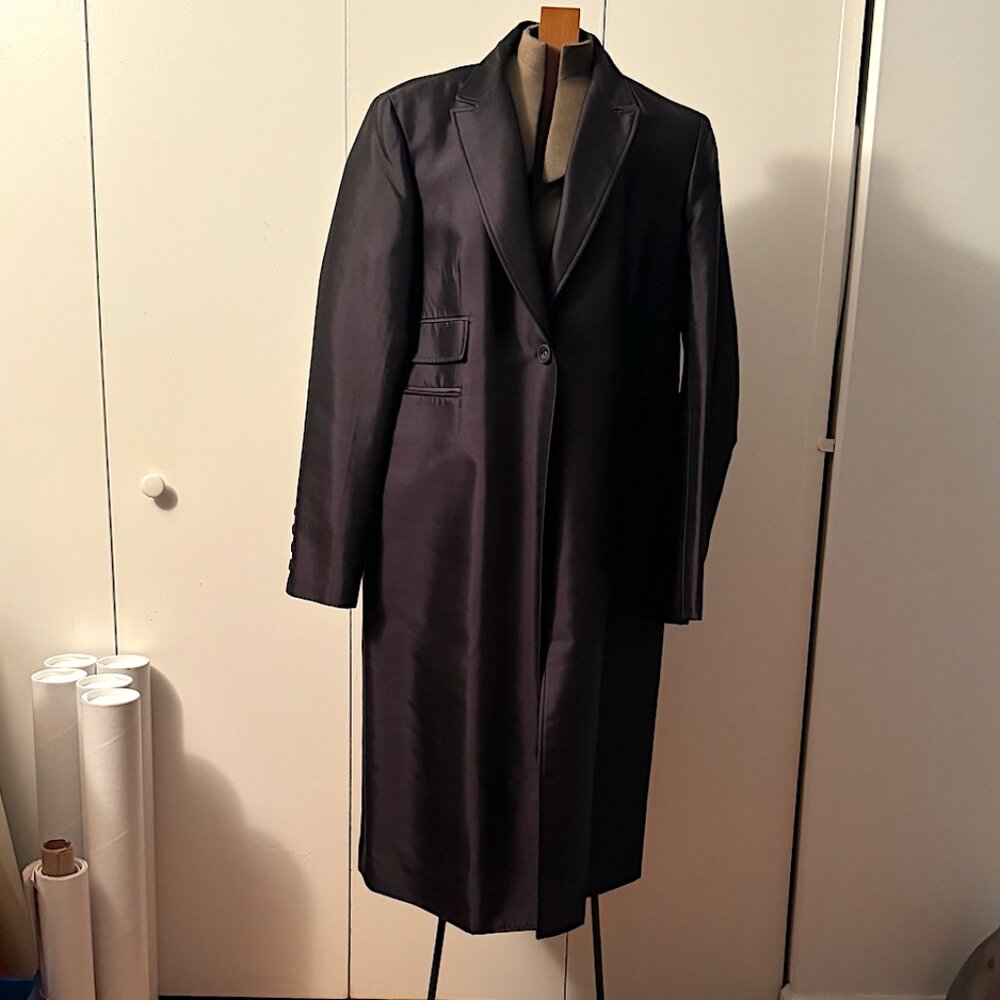 BEAUTIFUL DKNY silk and wool coat with pockets and cloth covered buttons - Picture 2 of 8